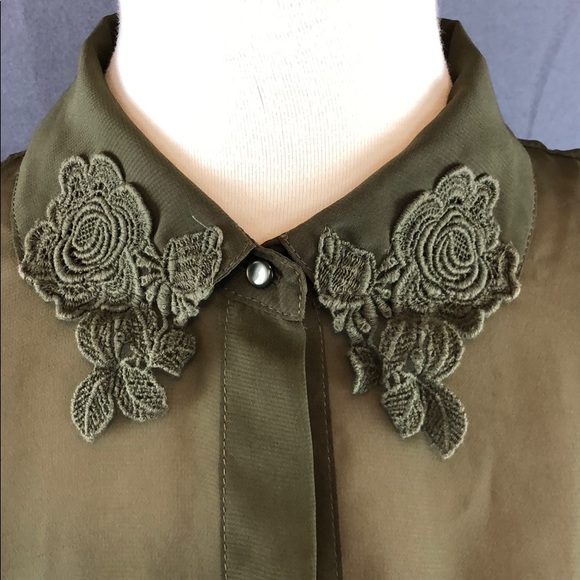 Adorable collared top - Picture 2 of 4